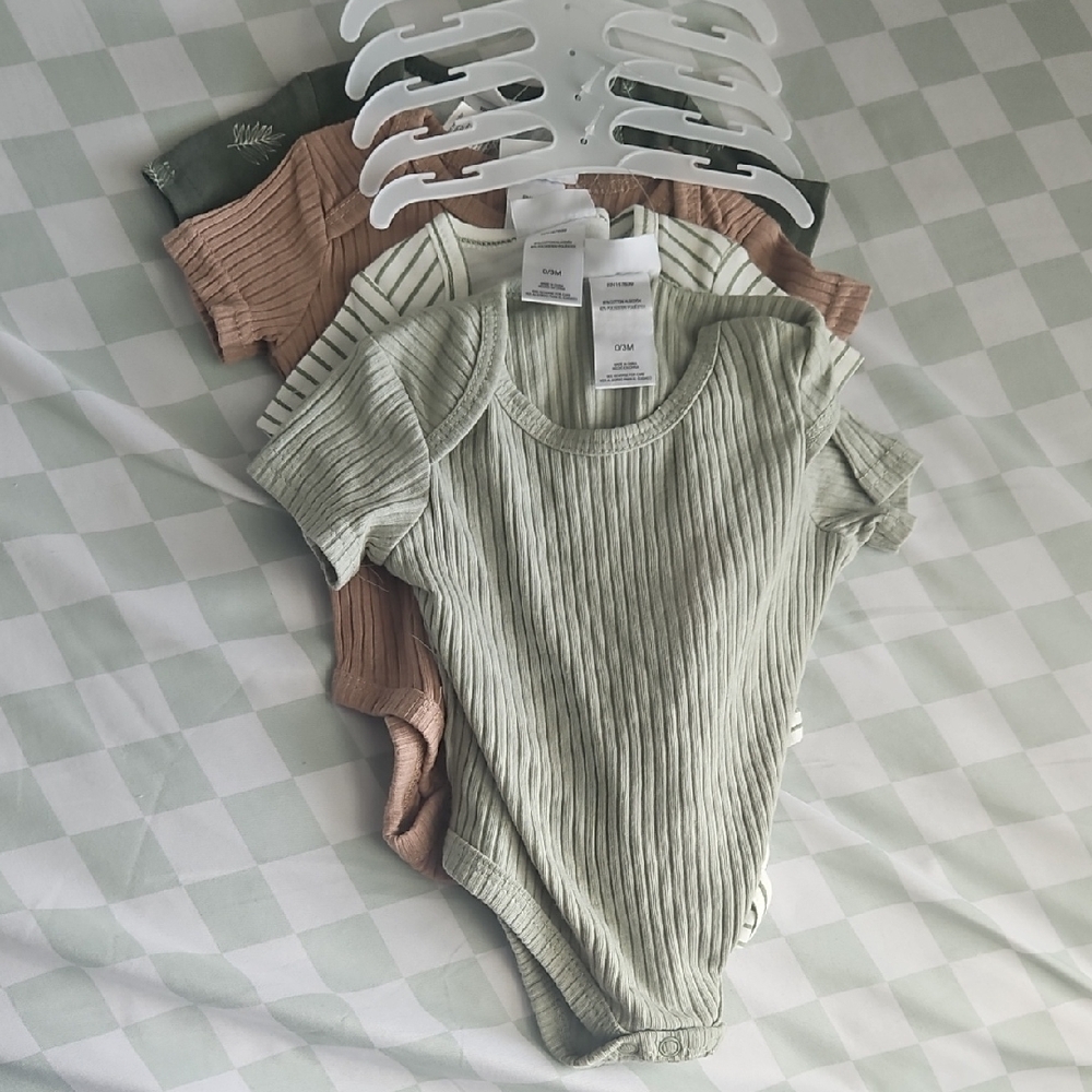 4 Pack Of Ribbed Short Sleeve Baby Bodysuits